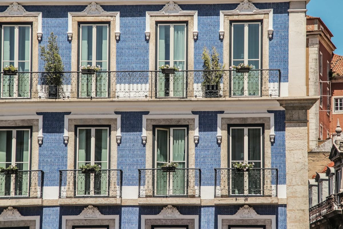 Comprar a primeira casa em Portugal no verão 2026: crédito, isenções para jovens e os custos que ninguém mostra