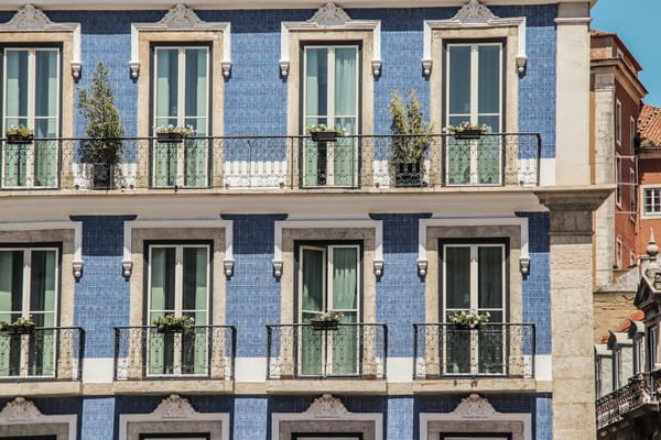Comprar a primeira casa em Portugal no verão 2026: crédito, isenções para jovens e os custos que ninguém mostra